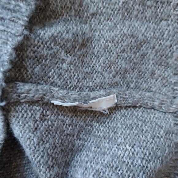 Abercrombie & Fitch Beige V-Neck Sweater Size M - Picture 11 of 11